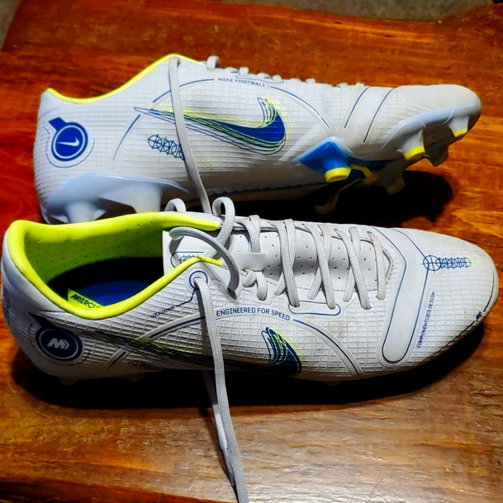 Size 8 Nike soccer cleats